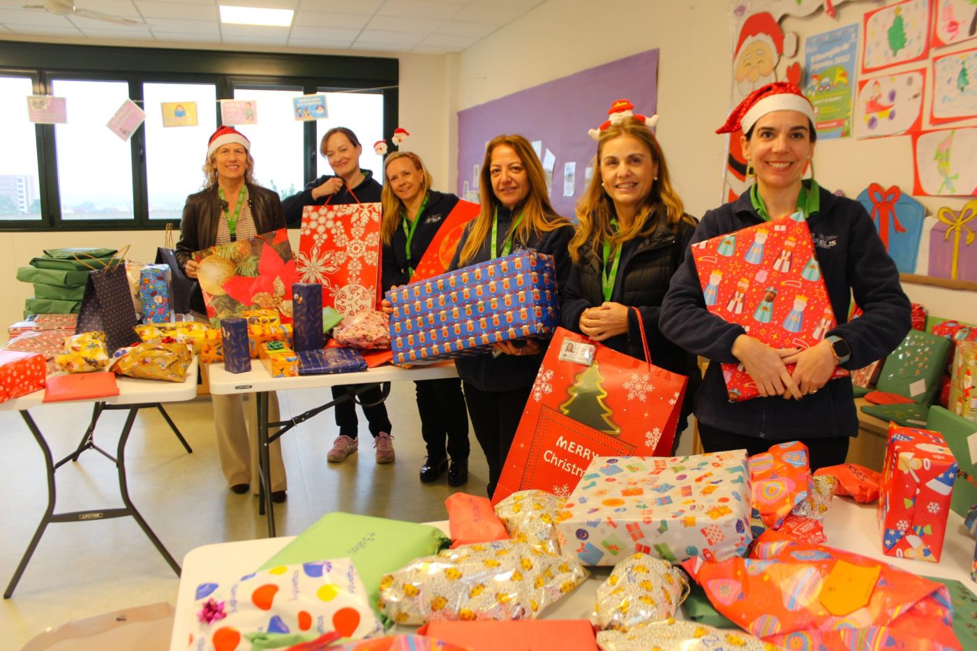 Equipo de infantil y primaria del colegio muestra algunos de los regalos recibidos Equipo de infantil y primaria del colegio muestra algunos de los regalos recibidos